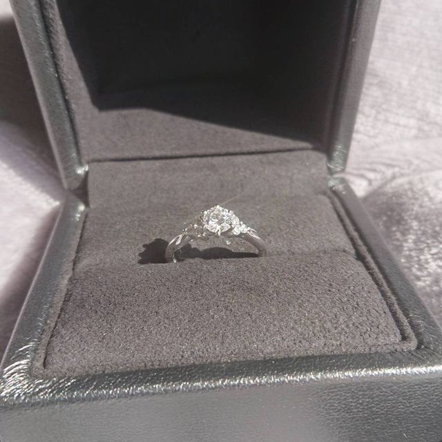 【宝寿堂(ほうじゅどう)の口コミ】 色々と試着させてもらいましたが、ダイヤ一つだけの婚約指輪にしようと色…