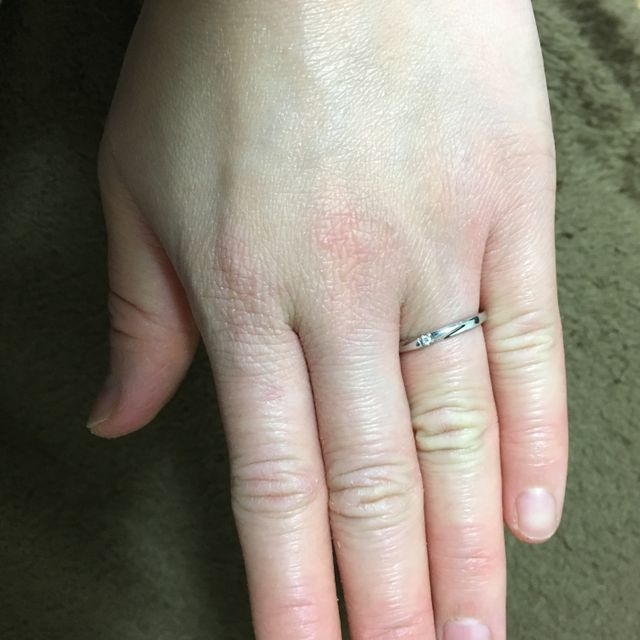 【4℃ BRIDAL(ヨンドシーブライダル)の口コミ】 シンプルにこだわり、細いタイプの指輪を購入しました。ダイヤもあまりゴ…