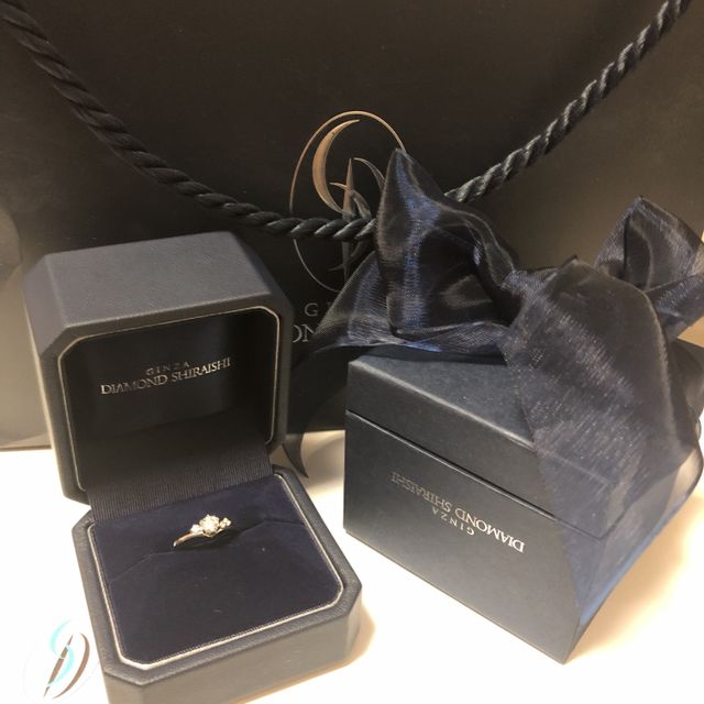 【銀座ダイヤモンドシライシの口コミ】 指輪長く見せたいのでVラインのものを選びました。
真ん中のダイヤだけが…