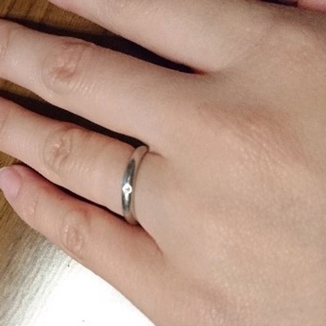 【カルティエ(Cartier)の口コミ】 婚約指輪を買わなかったので、ダイヤ付きの指輪を探していました。
結婚指…