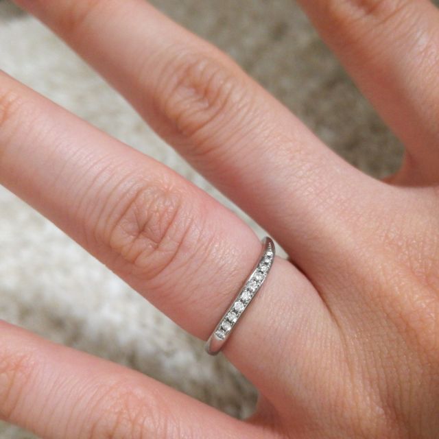 【TOMOE(トモエ)の口コミ】 もともと細めですっきりとしたデザインのものを探していました。旦那の手…