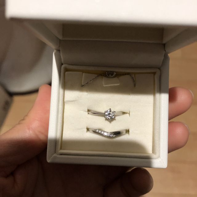 【4℃ BRIDAL(ヨンドシーブライダル)の口コミ】 シンプルな一粒ダイヤの王道の婚約指輪がよく、神戸店のオープン記念でダ…