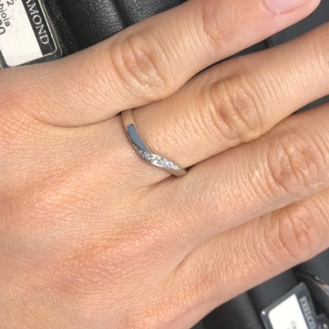 【エクセルコダイヤモンド(EXELCO DIAMOND)の口コミ】 基本的にはシンプルですが多少個性的な部分も欲しいと思いこのリングに決…