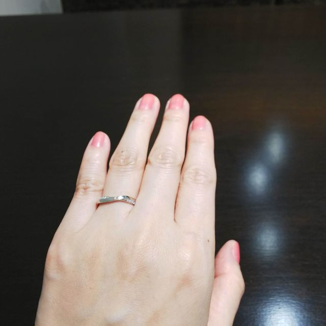 【俄(にわか)の口コミ】 上品でギラギラしすぎないリングで好感が持てました。他のデザインも指が…
