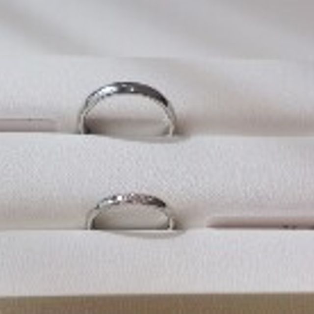 【MIKIMOTO(ミキモト)の口コミ】 シンプルなデザインに小さなダイヤが3つ距離が近く並んでいて、光があたる…