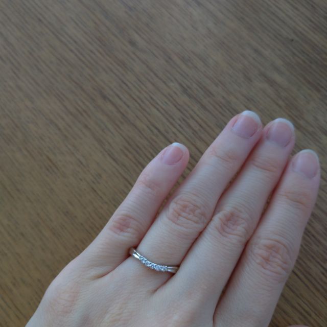 【アイプリモ(I-PRIMO)の口コミ】 緩やかなV字で指が長く見え、5つのメレダイヤがちょうど良い。ダイヤの横…
