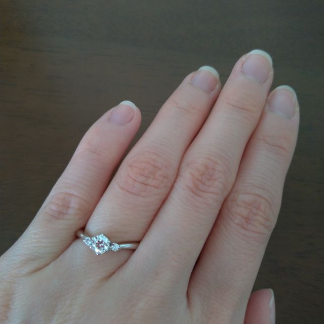 【アイプリモ(I-PRIMO)の口コミ】 サイドメレが真ん中を引き立たせるV字の指輪で指が長く見えた。横から見た…