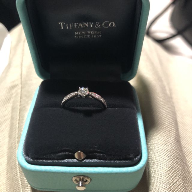 【ティファニー(Tiffany & Co.)の口コミ】 ハーモニーのデザインがすごく気に入っていたのでほぼ即決でした。
金額は…