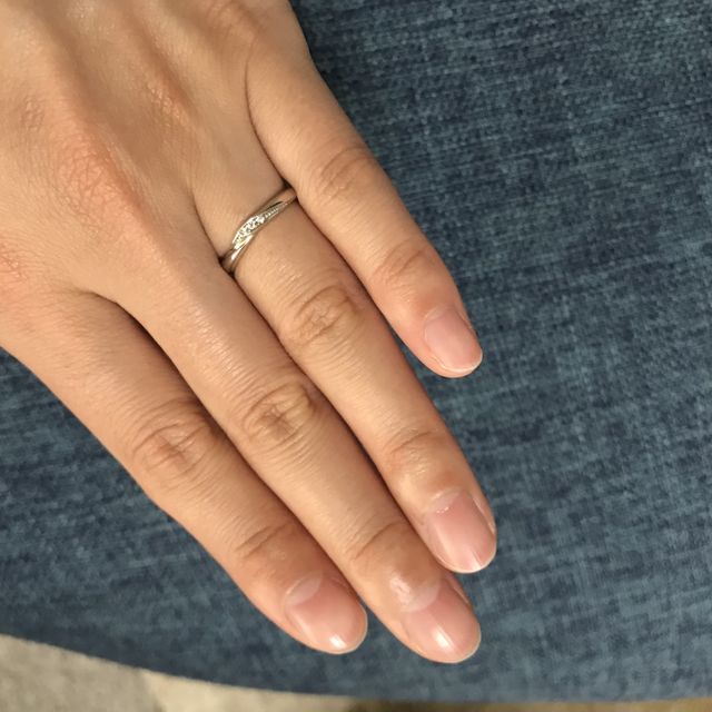 【エクセルコダイヤモンド(EXELCO DIAMOND)の口コミ】 Vラインが指馴染みがよく、指が長く見えたのがポイントです。
初めはシン…