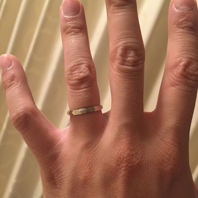 【カルティエ(Cartier)の口コミ】 妻の希望もあり、カルティエで購入しました。
シンプルなプラチナリングで…
