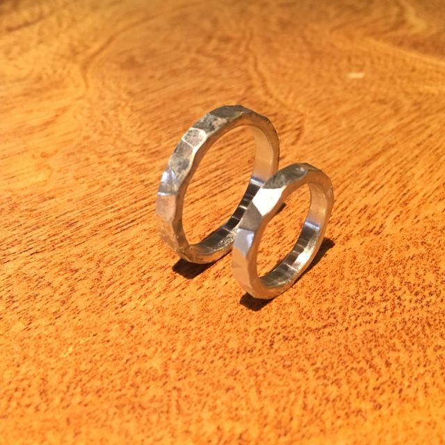 【ichi(イチ)の口コミ】 槌目模様の指輪が2人で気に入ってしまいました！

他店でも槌目模様の指輪…