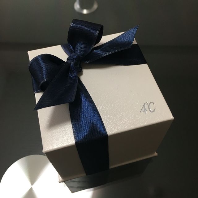 【4℃ BRIDAL(ヨンドシーブライダル)の口コミ】 長年使えるようなシンプルな婚約指輪を探していました。品が良く、結婚指…