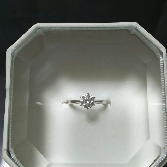 【4℃ BRIDAL(ヨンドシーブライダル)の口コミ】 長年使えるようなシンプルな婚約指輪を探していました。品が良く、結婚指…