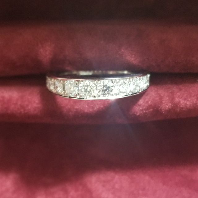 【ラザール ダイヤモンド(LAZARE DIAMOND)の口コミ】 日常生活に支障のないデザインで、幅が細すぎないハーフエタニティを探し…