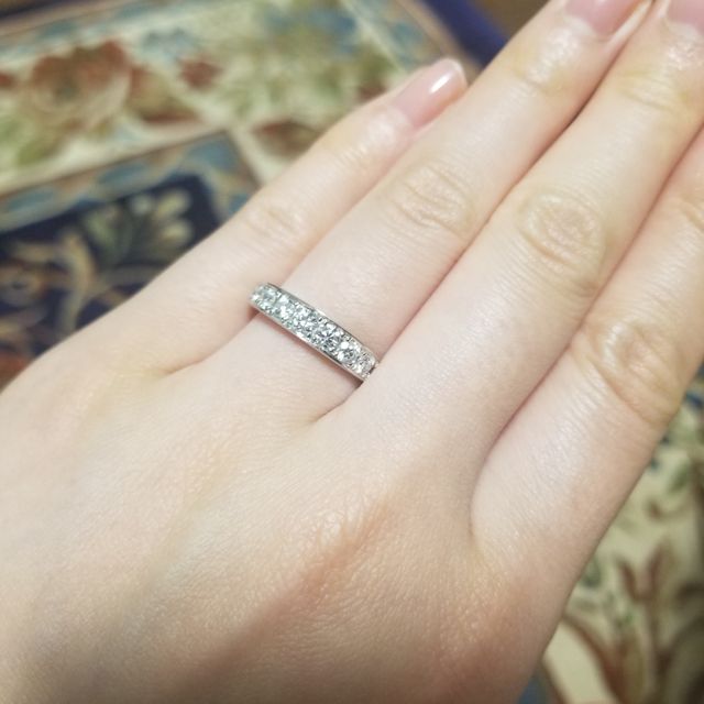 【ラザール ダイヤモンド(LAZARE DIAMOND)の口コミ】 日常生活に支障のないデザインで、幅が細すぎないハーフエタニティを探し…