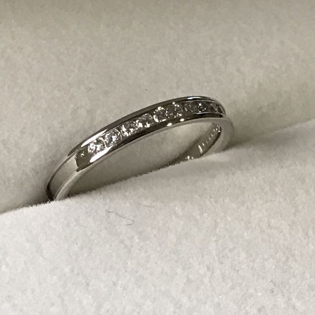 【PILOT BRIDAL(パイロットブライダル)の口コミ】 実際のリング幅よりも程よくボリューム感を感じるハーフエタニティリング…