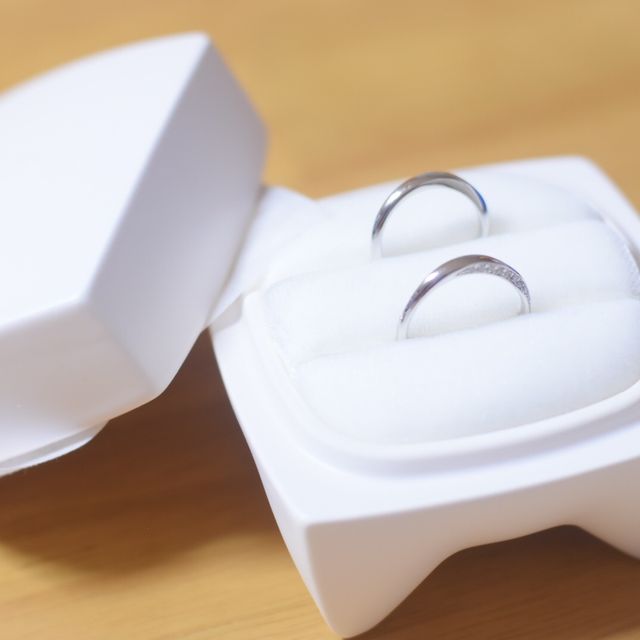 【俄(にわか)の口コミ】 この指輪は両側面にメレダイヤモンドが
あしらわれているので、
さりげな…