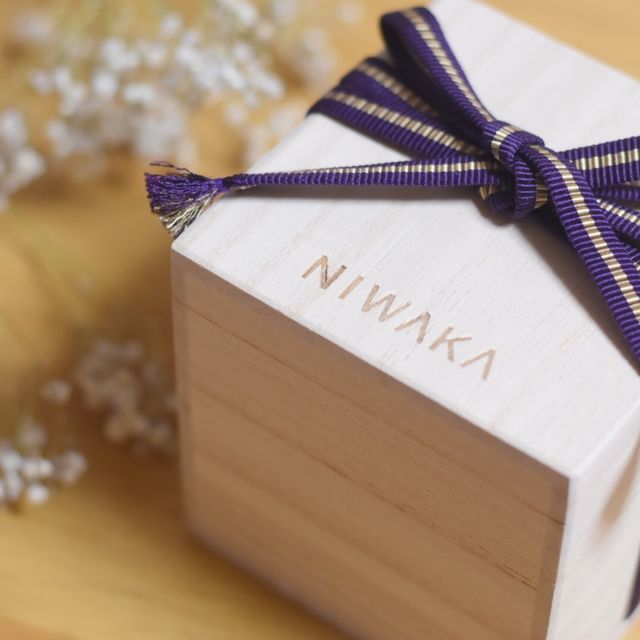 【俄(にわか)の口コミ】 この指輪は両側面にメレダイヤモンドが
あしらわれているので、
さりげな…