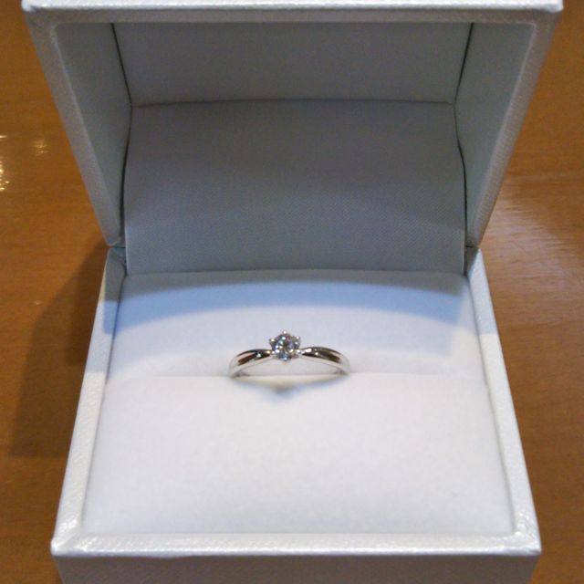 【D&D 144の口コミ】 ジュエリー東京さんオリジナルブランドのウェーブラインの脇石付きの指輪…