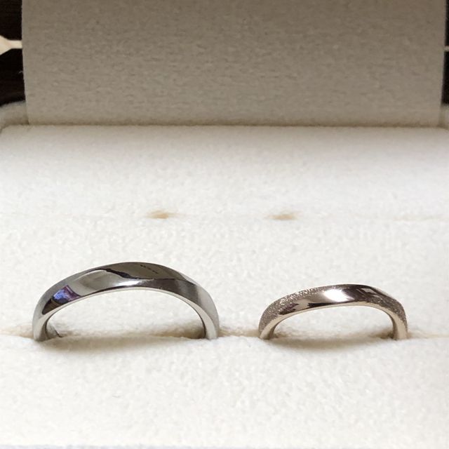【TANZO.(鍛造指輪)の口コミ】 【指輪のデザインについて】
軽くS字をかけて、両端にダイヤモンドダスト…