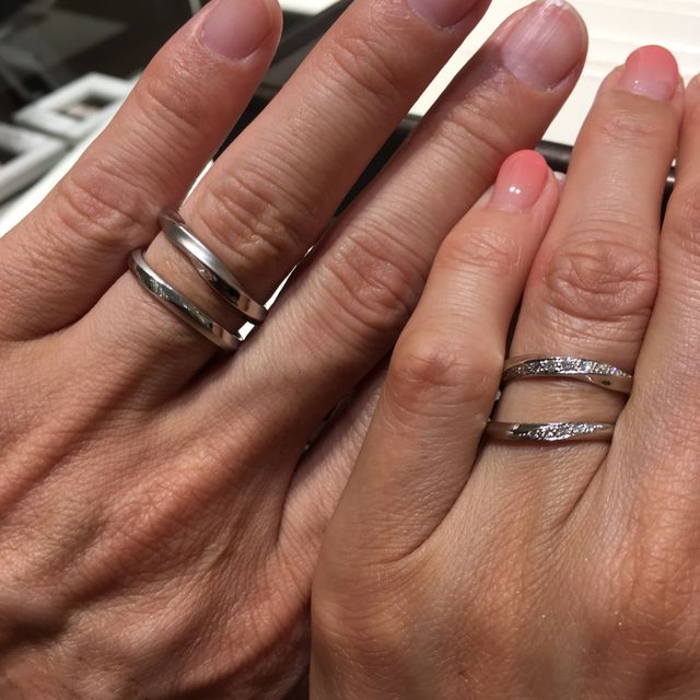 【ROCCA(ロッカ)の口コミ】 デザインが好き
素材やダイヤモンドの配置形が良く指を美しくみせてくれる…