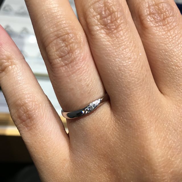 【銀座ダイヤモンドシライシの口コミ】 指輪の断面形状が工夫されて、特に手のひら側が薄くなっており、装着時に…