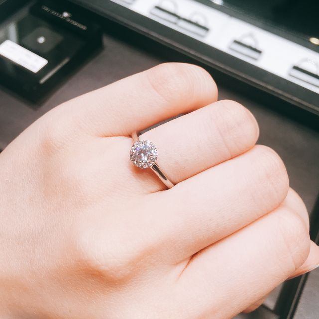 【ラザール ダイヤモンド(LAZARE DIAMOND)の口コミ】 王道のデザインではないものがよく、
雑誌でこのデザインをみて可愛いと思…