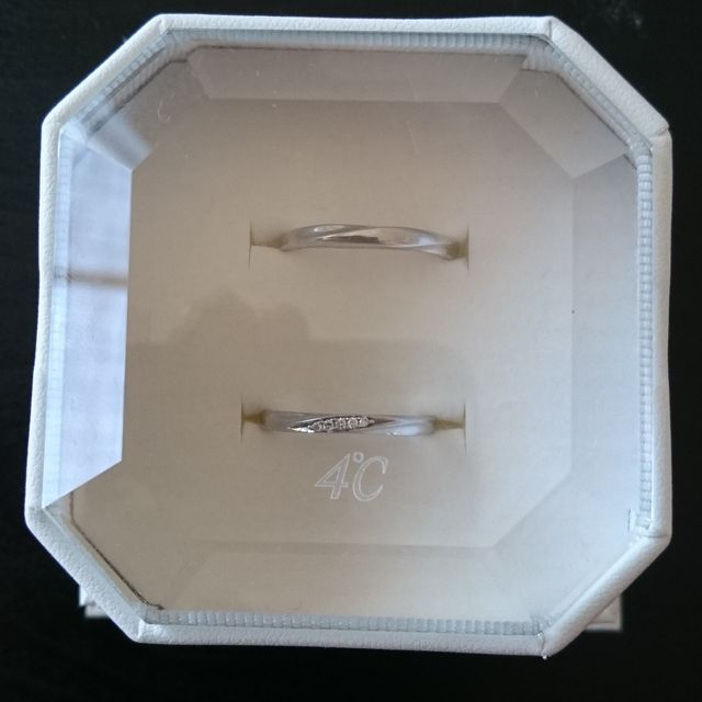 【4℃ BRIDAL(ヨンドシーブライダル)の口コミ】 色々なデザインをみましたがこれが一番かわいくて
直感ですぐ決めました♪
…