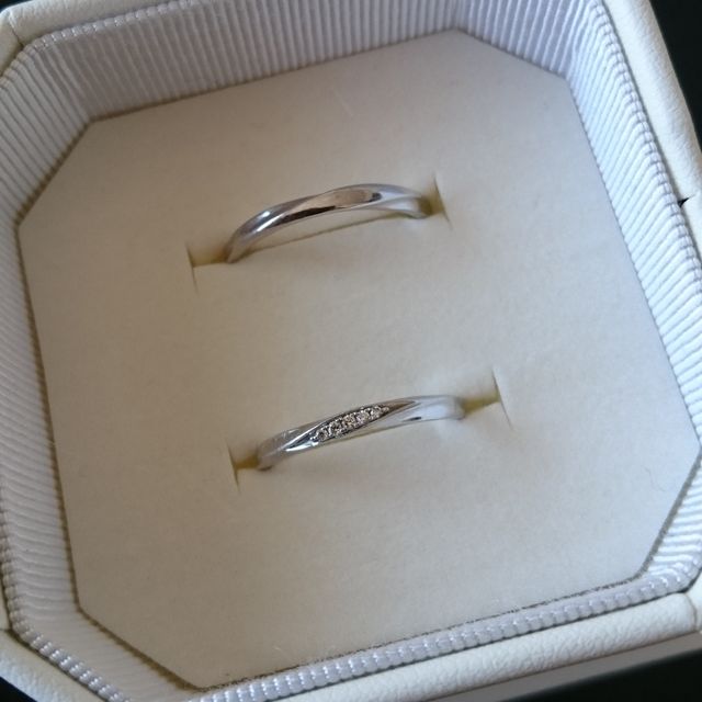 【4℃ BRIDAL(ヨンドシーブライダル)の口コミ】 色々なデザインをみましたがこれが一番かわいくて
直感ですぐ決めました♪
…