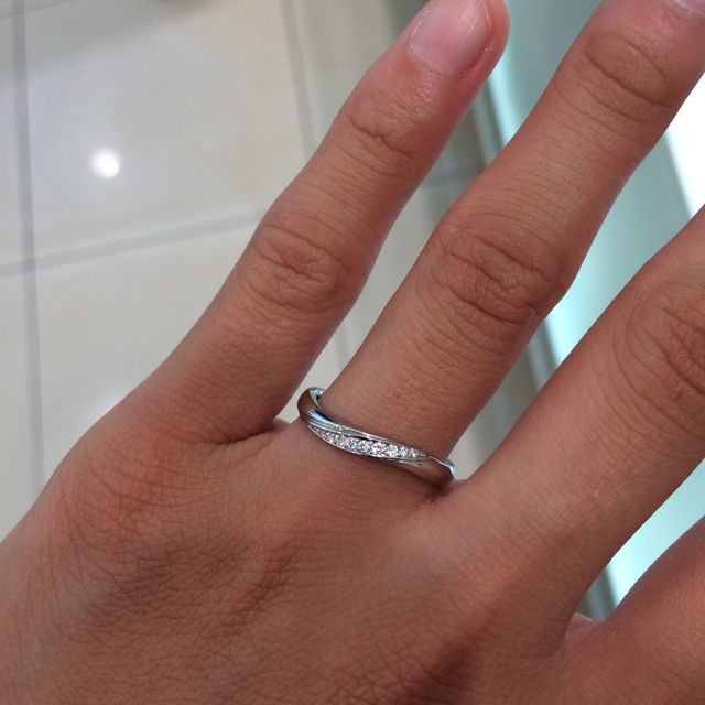 【4℃ BRIDAL(ヨンドシーブライダル)の口コミ】 ダイヤが斜めにたくさん入っている為
つけた時にキラキラして指輪が目立っ…