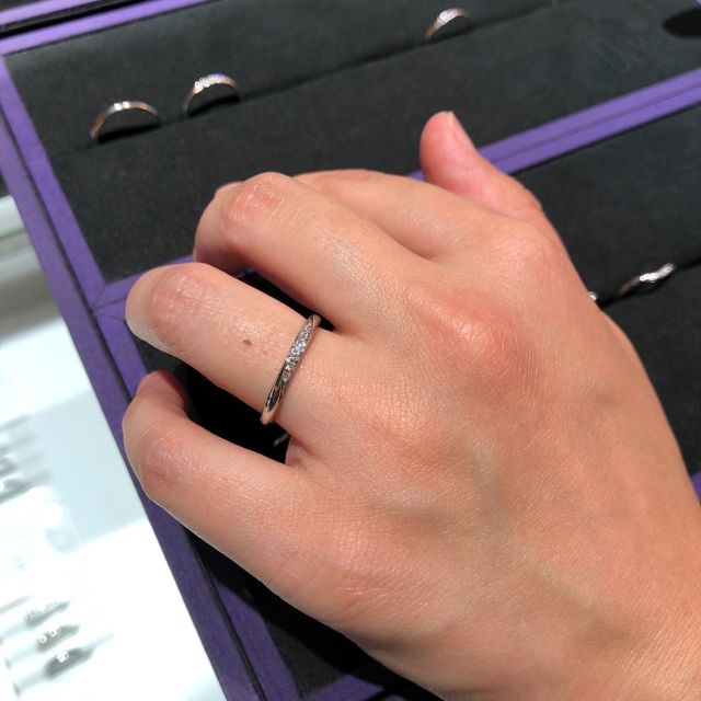 【HOSHI no SUNA 星の砂(ほしのすな)の口コミ】 線が細く、上品です。男性向けの指輪の写真を撮り損ねてしまったのですが…