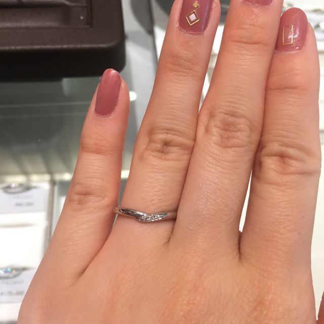 【アイプリモ(I-PRIMO)の口コミ】 ダイヤモンドの輝きがとても綺麗なのと、指がキレイに見えるデザインに惹…