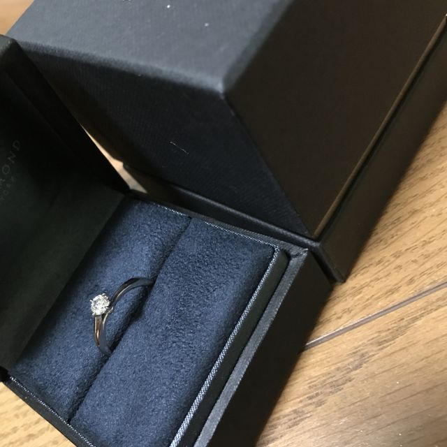 【ラザール ダイヤモンド(LAZARE DIAMOND)の口コミ】 デザインを彼と二人で何がいいか考えて意見が合った指輪です。ダイヤモン…