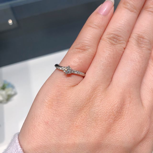 【銀座ダイヤモンドシライシの口コミ】 婚約指輪のみで使うシーンはあまりなさそうなのでセットで検討しました。
…