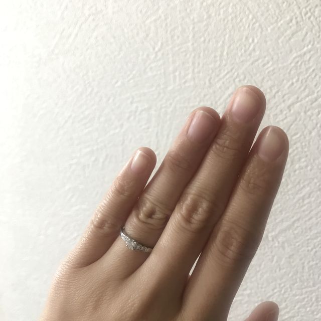 【俄(にわか)の口コミ】 美しい花をイメージしており、自分が選んだダイアの左右にも散りばめられ…