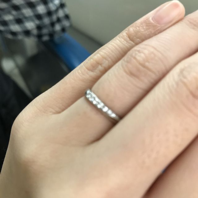 【4℃ BRIDAL(ヨンドシーブライダル)の口コミ】 婚約指輪が厚みがあり存在感あるものにしたので、それに負けないようなキ…