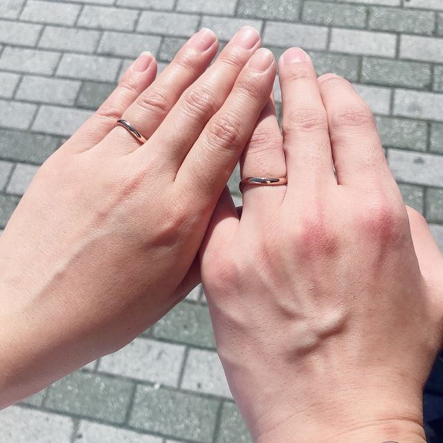 【アイプリモ(I-PRIMO)の口コミ】 ピンクゴールドが可愛く、カーブしてることで指がきれいに見えるところ。
…