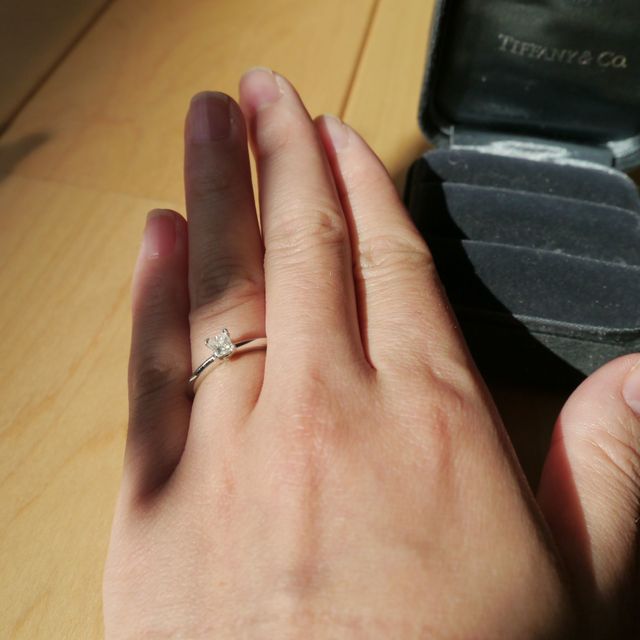 【ティファニー(Tiffany & Co.)の口コミ】 小さめのダイヤモンドでも存在感があるところが決め手になりました。ラウ…