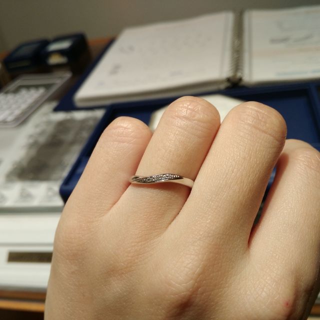 【銀座ダイヤモンドシライシの口コミ】 価格も高すぎずデザインもしつこすぎなくて好みだったから。また着用して…