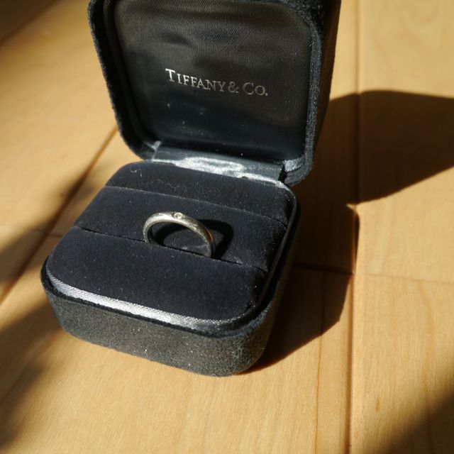 【ティファニー(Tiffany & Co.)の口コミ】 エタニティーリングのようなダイヤモンドをちりばめたデザインとベーシッ…