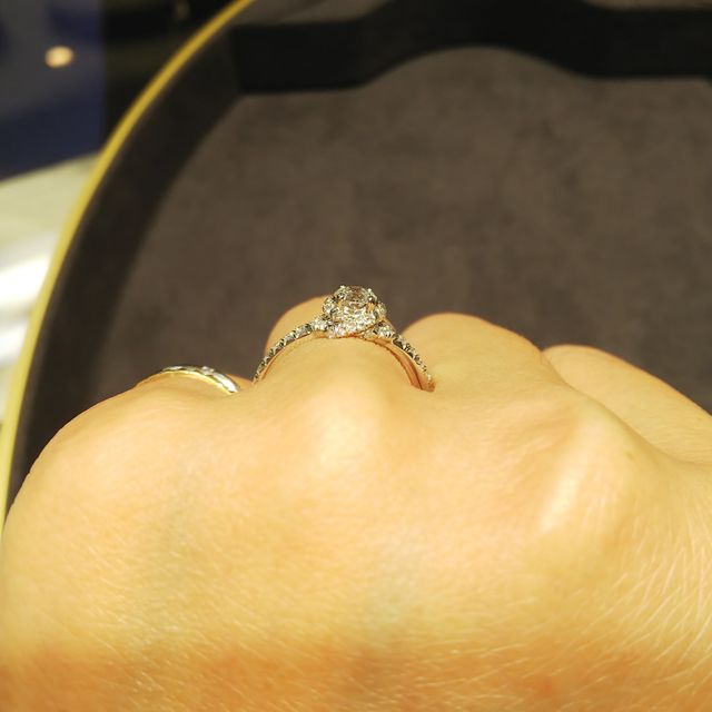 【ショーメ(CHAUMET)の口コミ】 さすがハイブランドと思えるような品の良いデザインです。
華やかですが、…