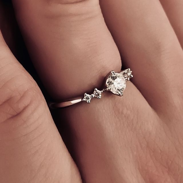 【アイプリモ(I-PRIMO)の口コミ】 真ん中の大きなダイヤと、その両隣にあるピンクのダイヤが、華やかであり…