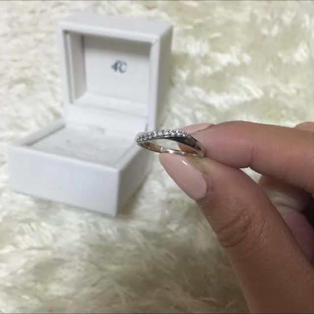 【4℃ BRIDAL(ヨンドシーブライダル)の口コミ】 上のキラキラした装飾？がお気に入り！一人一人の指に合うようなデザイン…