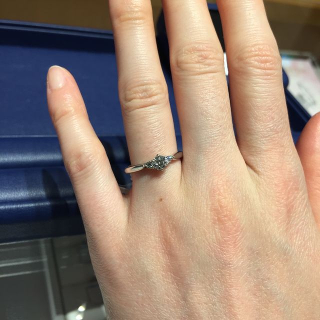 【銀座ダイヤモンドシライシの口コミ】 ダイヤのボリュームがあり、また三連で石があることで輝きが素晴らしかっ…
