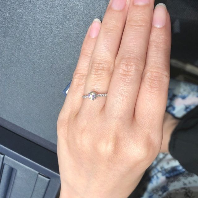 【ROYAL ASSCHER(ロイヤル・アッシャー)の口コミ】 センターの大きいダイヤモンド、サイドのメレダイヤともに非常に綺麗な輝…