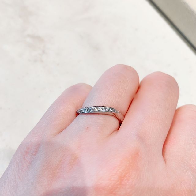 【Desserts(デザート)の口コミ】 太くて、ダイヤか斜めに入ってるデザインを探してました。
周りに太い指輪…