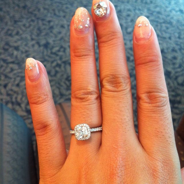 【デビアス(DE BEERS)の口コミ】 メインの石の周りにパヴェダイヤが巻かれていデザインで実際の石のサイズ…