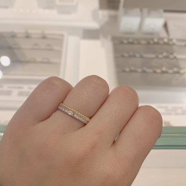 【ブシュロン(BOUCHERON)の口コミ】 ダイヤモンドがぐるっと一周回っていて、指輪が回っても気にならないデザ…