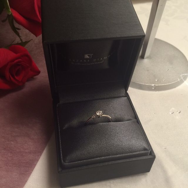 【ラザール ダイヤモンド(LAZARE DIAMOND)の口コミ】 婚約指輪は彼が選んできたのですが、この輝き感とダイヤモンドの横にある…