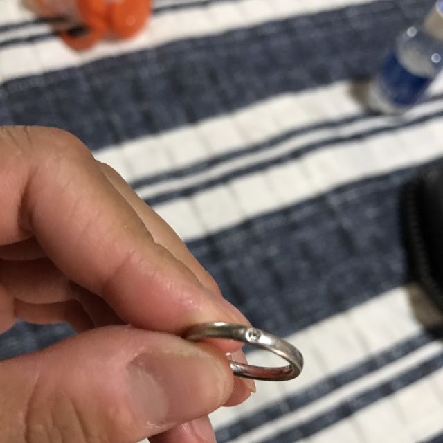 【4℃ BRIDAL(ヨンドシーブライダル)の口コミ】 ダイヤが１つでとてもシンプルなところが気に入りました。ハデでもなく着…